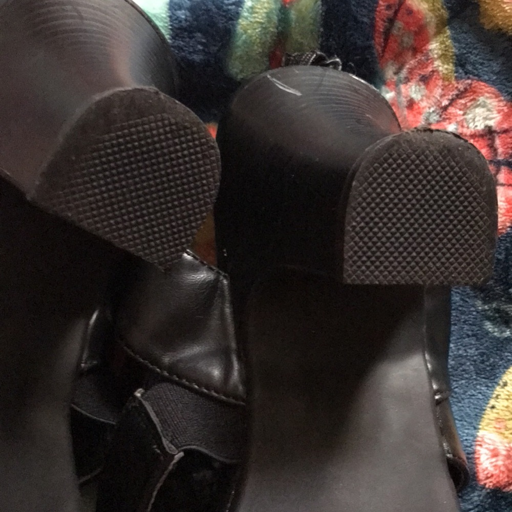 Black Strappy Block Heel 9 1/2 W Sandals - Picture 5 of 5